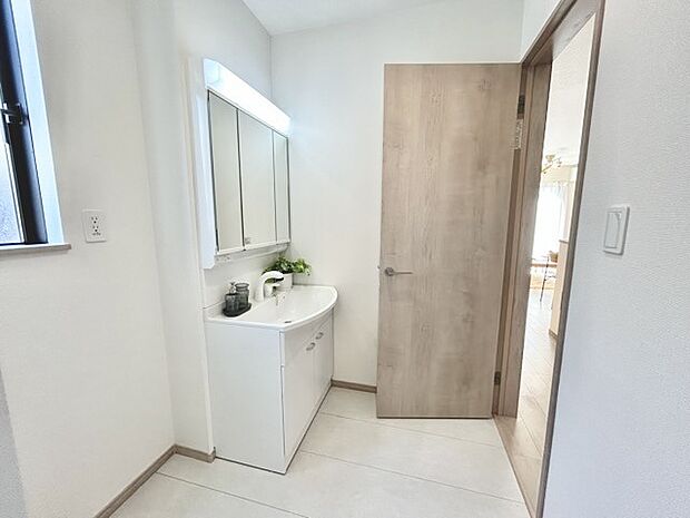 ゆとりの洗面スペースで朝の身支度もスムーズに行えます。