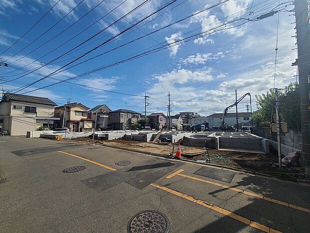 戸建てが立ち並ぶ静かな住宅街。四季折々の移り変わりを感じながら自然と楽しみ、暮らす、そんな毎日を日々の中で感じられる住環境 