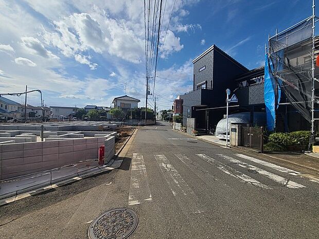 戸建てが立ち並ぶ静かな住宅街。四季折々の移り変わりを感じながら自然と楽しみ、暮らす、そんな毎日を日々の中で感じられる住環境 