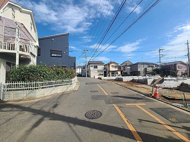 戸建てが立ち並ぶ静かな住宅街。四季折々の移り変わりを感じながら自然と楽しみ、暮らす、そんな毎日を日々の中で感じられる住環境 