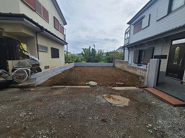 戸建てが立ち並ぶ静かな住宅街。四季折々の移り変わりを感じながら自然と楽しみ、暮らす、そんな毎日を日々の中で感じられる住環境