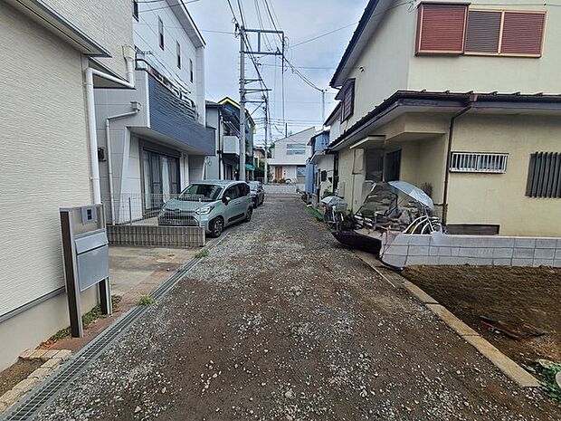 前面道路は通り抜けができないため、交通量が少なく静かな住環境です。 戸建てが立ち並ぶ静かな住宅街。四季折々の移り変わりを感じながら自然と楽しみ、暮らす、そんな毎日を日々の中で感じられる住環境