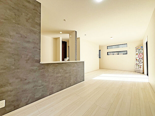 家族団欒のリビング。陽光差し込む食卓には家族の会話とスマイルが溢れます。いつまでもここで食卓を囲みたくなる、そう感じさせてくれるスペース。 