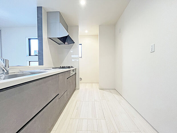 人工大理石を使用したシステムキッチン。永く傷つきにくく、お手入れもしやすい高機能性です。 