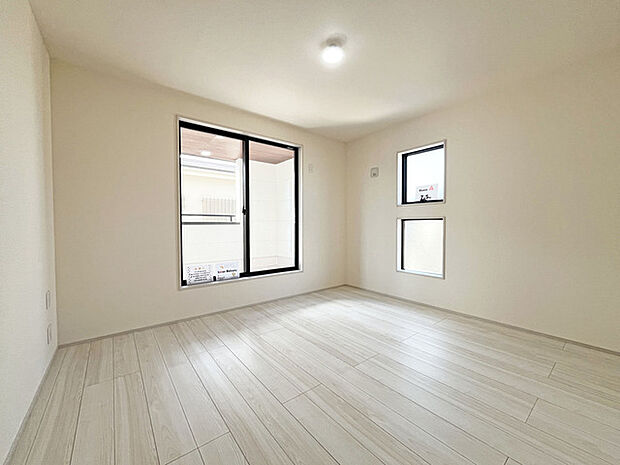 どんな家具にでも相性が良い清潔感ある白色調のクロスを採用。主張しすぎない配色、耐久性にも優れた床材は日々のメンテナンスも楽に、快適に過ごして頂けるよう考えられています。 