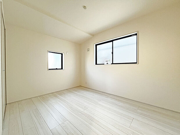 衣類の整理整頓に嬉しいクローゼット付きのお部屋。お子様のお部屋としても便利です。 