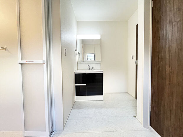 ゆとりの洗面スペースで朝の身支度もスムーズに行えます。 