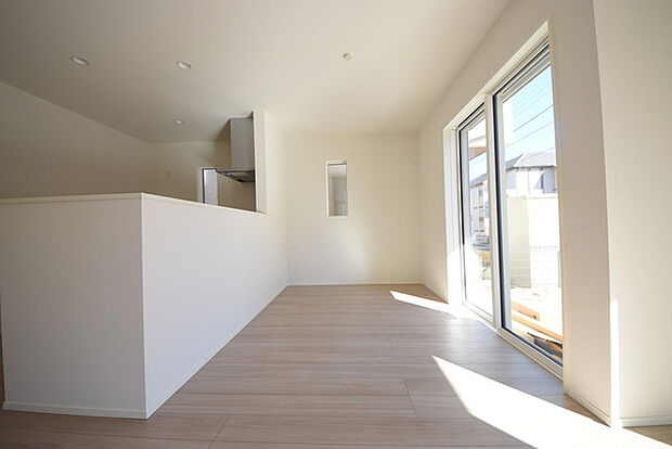 家族が一番集まる場所だから広々としつつも素敵な空間であって欲しい。皆がくつろぐリビングからキッチンまでが一つに繋がる空間。 