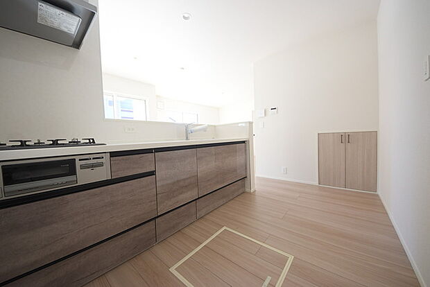 リビングにいる家族の顔が見渡せるカウンターキッチン。お料理もより一層おいしく、楽しく。食器棚を背面に設置しても十分な広さを確保しています。