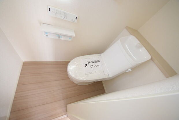 1.2階にそれぞれトレイがございます。朝の混雑時に分散して利用できるほか、ゲスト用としても使い分けることもできます。