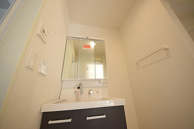 お出かけ前の身だしなみに一歩差がつく三面鏡。ミラー裏にはたっぷり収納もございます。 