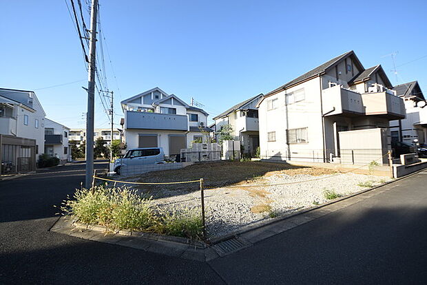戸建てが立ち並ぶ静かな住宅街。四季折々の移り変わりを感じながら自然と楽しみ、暮らす、そんな毎日を日々の中で感じられる住環境