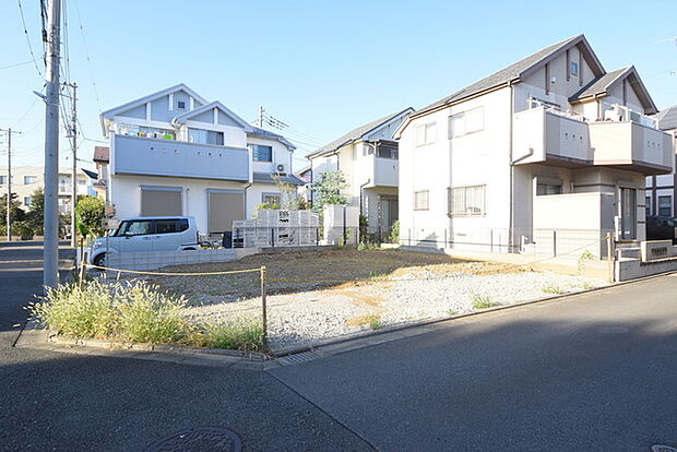 戸建てが立ち並ぶ静かな住宅街。四季折々の移り変わりを感じながら自然と楽しみ、暮らす、そんな毎日を日々の中で感じられる住環境