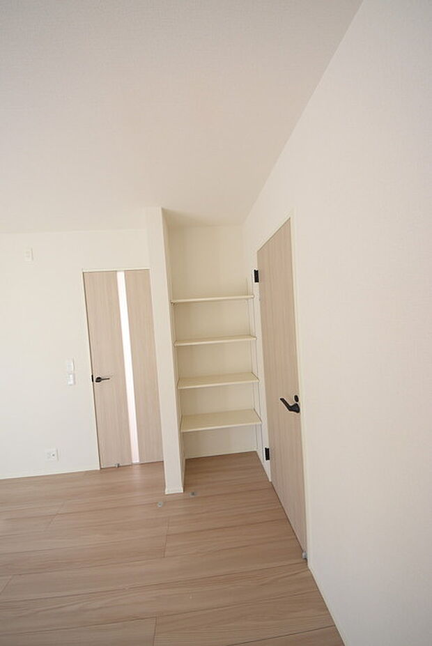 今からここを誰のお部屋にしようか、そんな洋室。大きさは5.28帖です。