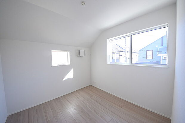 どんな家具にでも相性が良い清潔感ある白色調のクロスを採用。主張しすぎない配色、耐久性にも優れた床材は日々のメンテナンスも楽に、快適に過ごして頂けるよう考えられています。