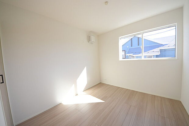 今からここを誰のお部屋にしようか、そんな洋室。大きさは5.28帖です。 2階の中央の部屋。