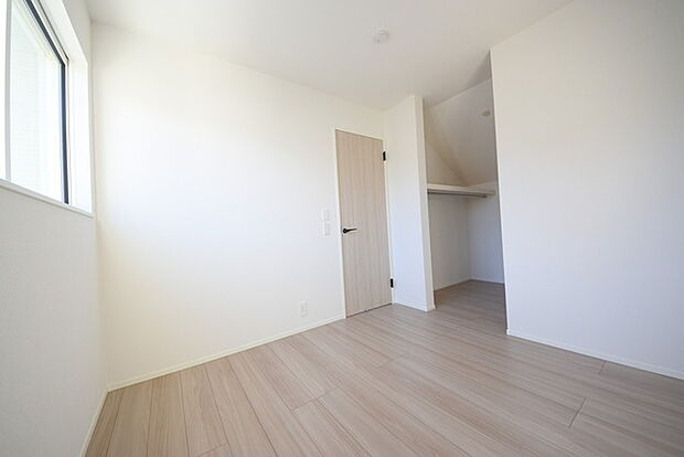 今からここを誰のお部屋にしようか、そんな洋室。大きさは4.5帖です。