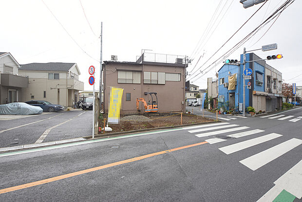 戸建てが立ち並ぶ静かな住宅街。四季折々の移り変わりを感じながら自然と楽しみ、暮らす、そんな毎日を日々の中で感じられる住環境 