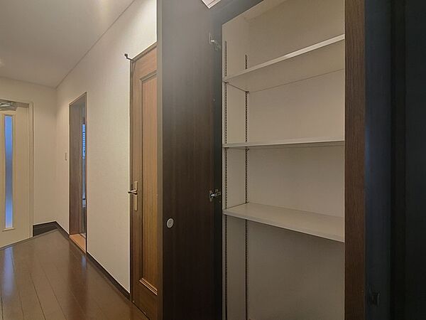 廊下部分にも収納がございます。他にも収納スペースがしっかり確保されており、片付け上手なお家となっております。