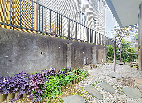建物南側には庭スペースあり！ ガーデニングもお楽しみいただけます。