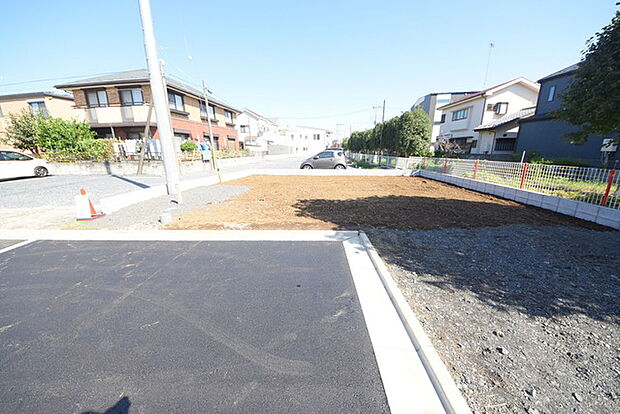戸建てが立ち並ぶ静かな住宅街。四季折々の移り変わりを感じながら自然と楽しみ、暮らす、そんな毎日を日々の中で感じられる住環境