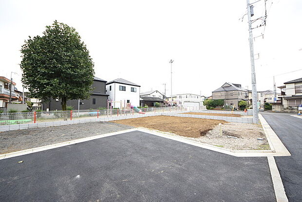 戸建てが立ち並ぶ静かな住宅街。四季折々の移り変わりを感じながら自然と楽しみ、暮らす、そんな毎日を日々の中で感じられる住環境 