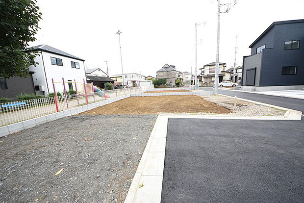 セカンドカーや来客時にも便利なカースペース2台分ございます。 