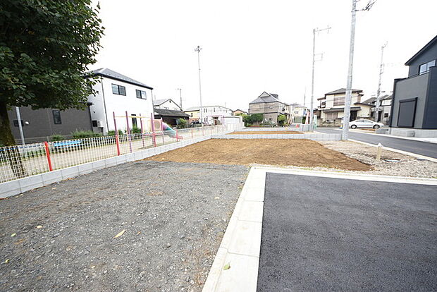 戸建てが立ち並ぶ静かな住宅街。四季折々の移り変わりを感じながら自然と楽しみ、暮らす、そんな毎日を日々の中で感じられる住環境 