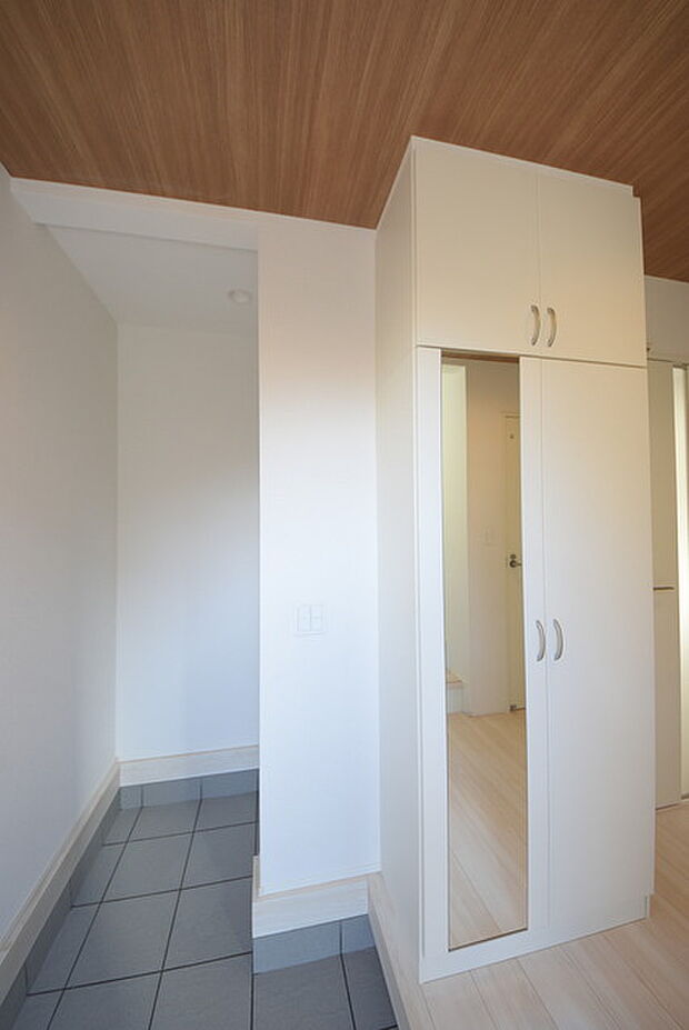 お宅の顔となる明るく開放的な玄関。ご家族皆様様の靴を収納できるスペースと全身鏡があり、お出掛け前に身だしなみチェックもできます。