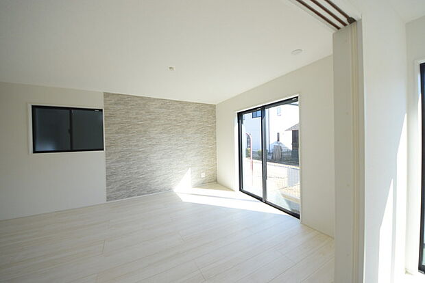 いつも家族の集まるリビングは広々とした16.0帖。通風・採光にも優れ、心安らぐ風と光がたえない空間。汎用性に富んだ居住スペースと、高揚感さえも与えてくれる住空間です。