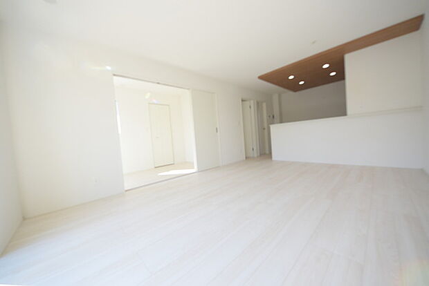 夕食の時間。家族、友人、両親、親戚との会話がより料理を美味しくしてくれる。あっという間に時間が過ぎてしまう居心地の良さは、普段はほっとする空間としてここにあります。