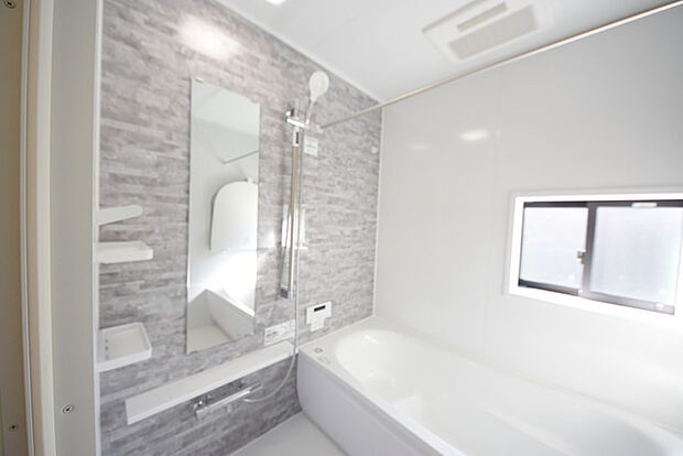 一緒にお風呂に入っている子供達の声がリビングまで聞こえてきそうな広々とした1坪バス