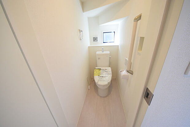 1.2階にそれぞれトレイがございます。朝の混雑時に分散して利用できるほか、ゲスト用としても使い分けることもできます。