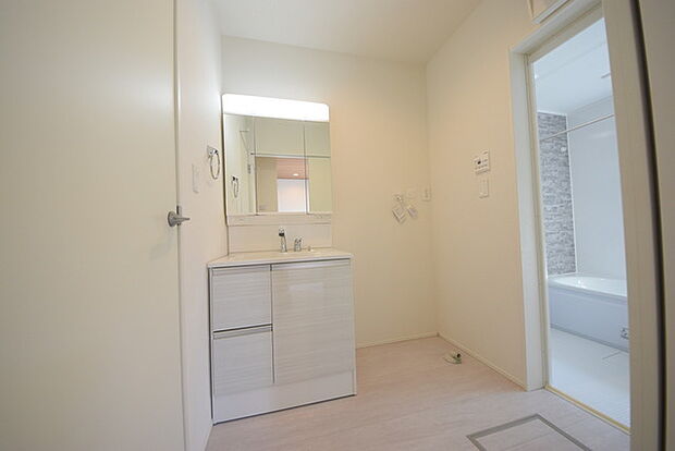 お出かけ前の身だしなみに一歩差がつく三面鏡。ミラー裏にはたっぷり収納もございます。