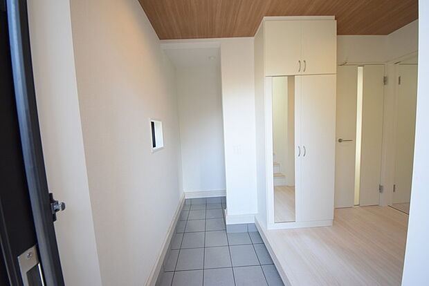 土間収納付きでベビーカーやゴルフバック、お子様のおもちゃもスッキリ収納できます。