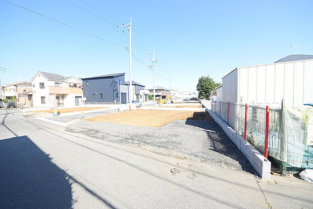 戸建てが立ち並ぶ静かな住宅街。四季折々の移り変わりを感じながら自然と楽しみ、暮らす、そんな毎日を日々の中で感じられる住環境 