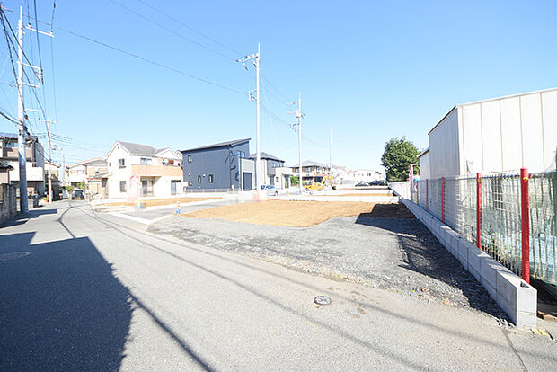 セカンドカーや来客時にも便利なカースペース2台分ございます。 