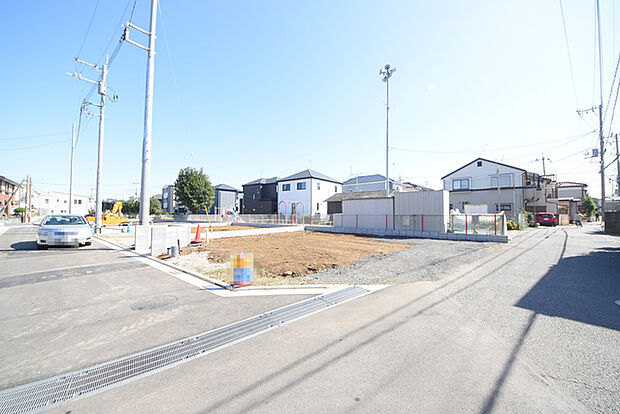 セカンドカーや来客時にも便利なカースペース2台分ございます。 