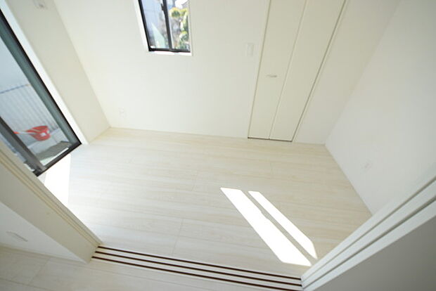 今からここを誰のお部屋にしようか、そんな洋室。大きさは4帖です。