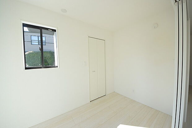 今からここを誰のお部屋にしようか、そんな洋室。大きさは4帖です。