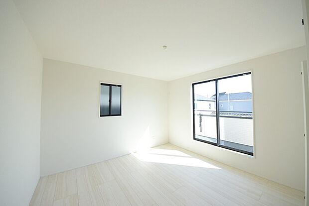 今からここを誰のお部屋にしようか、そんな洋室。大きさは8.0帖です。