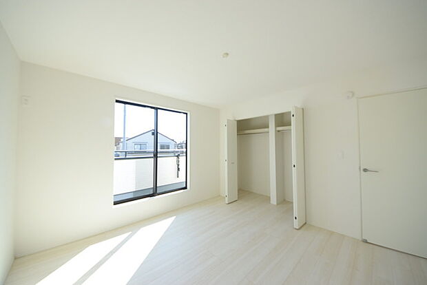 今からここを誰のお部屋にしようか、そんな洋室。大きさは8帖です。