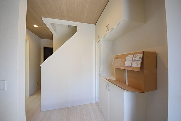 お宅の顔となる明るく開放的な玄関。ご家族皆様様の靴を収納できるスペースと全身鏡があり、お出掛け前に身だしなみチェックもできます。