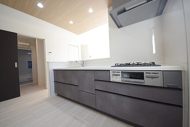 家族が一番集まる場所だから広々としつつも素敵な空間であって欲しい。皆がくつろぐリビングからキッチンまでが一つに繋がる空間。