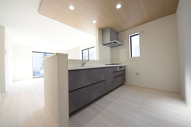 リビングにいる家族の顔が見渡せるカウンターキッチン。お料理もより一層おいしく、楽しく。食器棚を背面に設置しても十分な広さを確保しています。