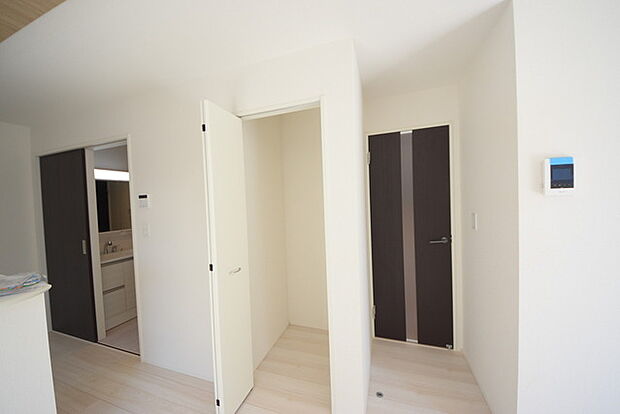 リビング中央の収納庫