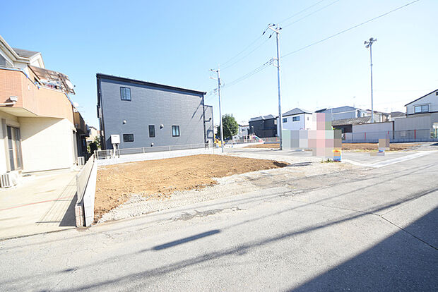 戸建てが立ち並ぶ静かな住宅街。四季折々の移り変わりを感じながら自然と楽しみ、暮らす、そんな毎日を日々の中で感じられる住環境 