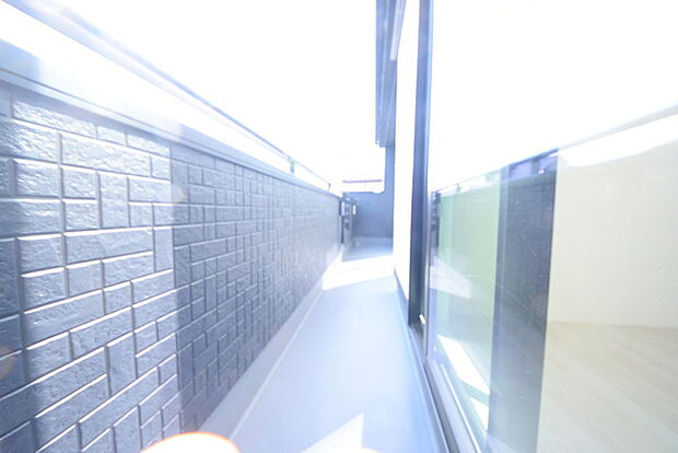 陽ざしが差込む明るいバルコニー。奥行きのあるバルコニーはお洗濯時に助かります。