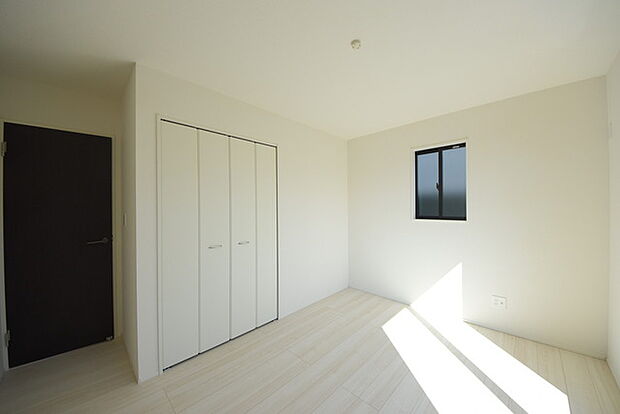 今からここを誰のお部屋にしようか、そんな洋室。大きさは6.5帖です。