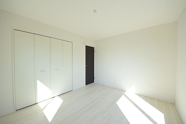 今からここを誰のお部屋にしようか、そんな洋室。大きさは7帖です。